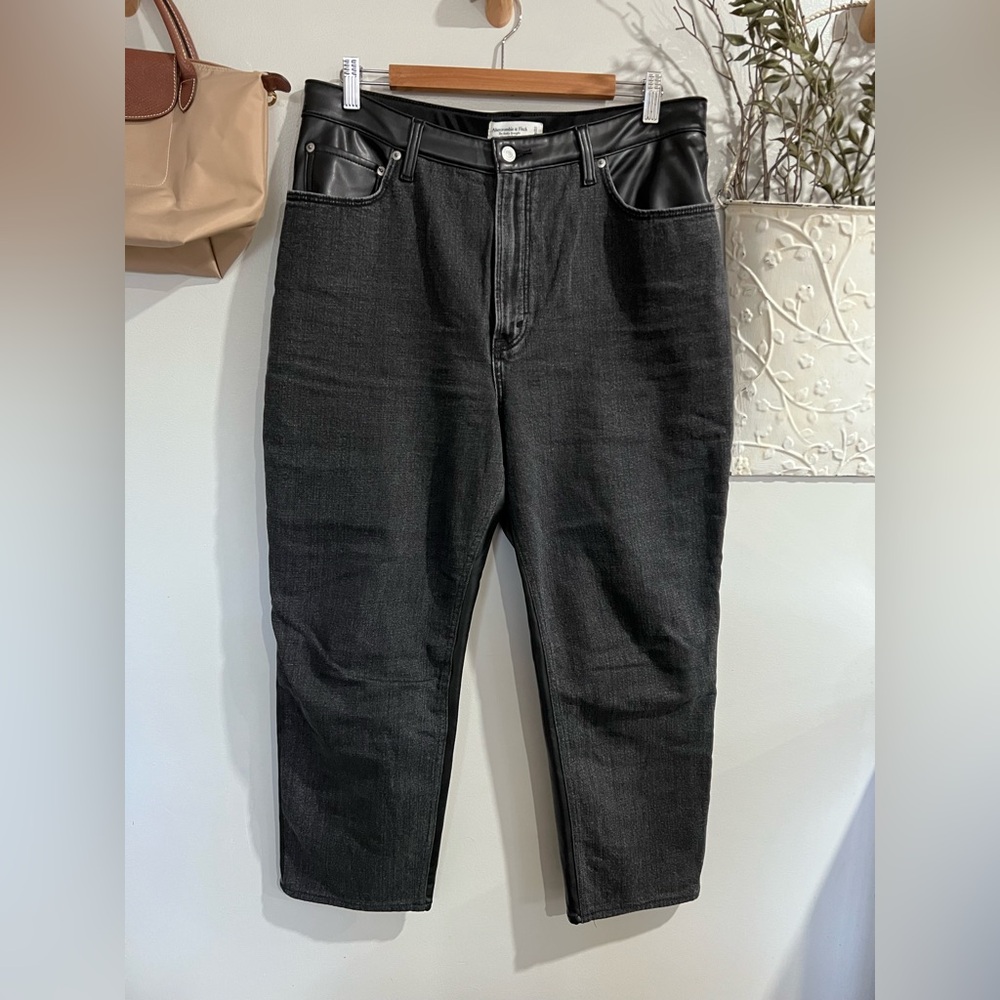 Abercrombie Curve Love ultra high rise
Ankle Straight black leather jeans 33 - Picture 2 of 10